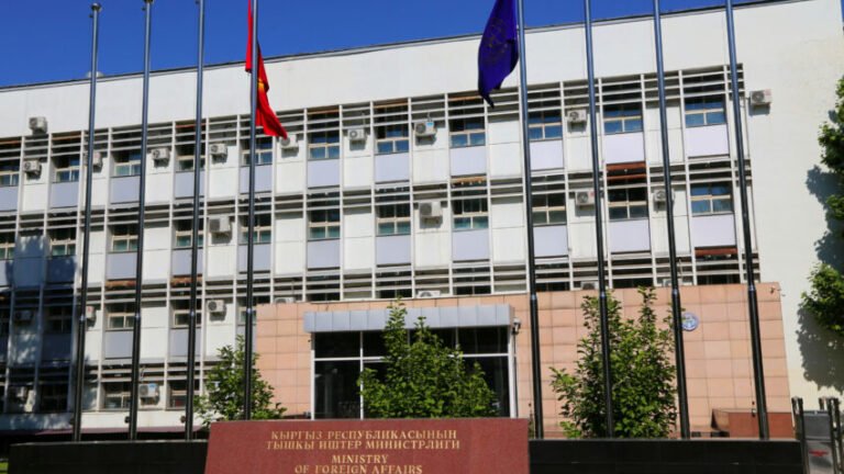 Қирғизистон аз шаҳрвандонаш хост ба Русия сафар накунанд