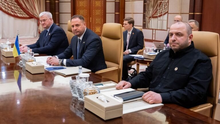Чаро музокироти Русия ва Украина дар Лондон ба таъхир афтод?