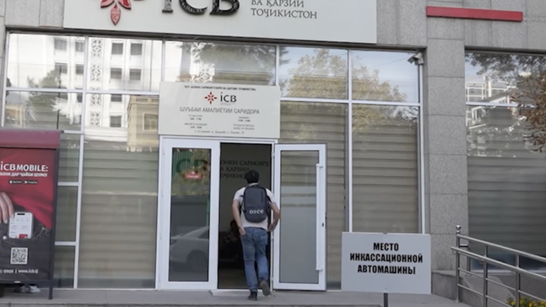 Баъзе бонкҳои Тоҷикистон интиқоли маблағ ба Русияро маҳдуд карданд